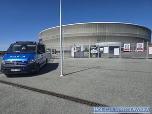 zdjęcia policjantów i radiowozów podczas zabezpieczenia przy stadionie