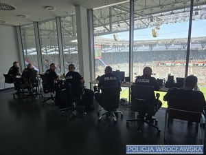 zdjęcia policjantów i radiowozów podczas zabezpieczenia przy stadionie