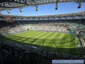 zdjęcia policjantów i radiowozów podczas zabezpieczenia przy stadionie