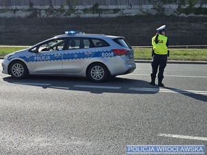 zdjęcia policjantów i radiowozów podczas zabezpieczenia przy stadionie