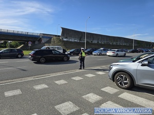 zdjęcia policjantów i radiowozów podczas zabezpieczenia przy stadionie