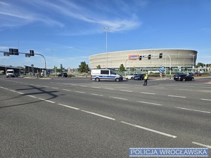 zdjęcia policjantów i radiowozów podczas zabezpieczenia przy stadionie