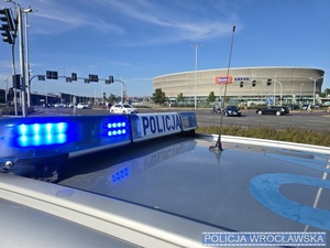 zdjęcia policjantów i radiowozów podczas zabezpieczenia przy stadionie