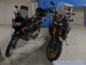 dwa motocykle w garażu