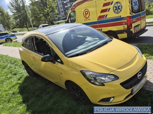 zdjęcie samochodu osobowego z wybitą szybą