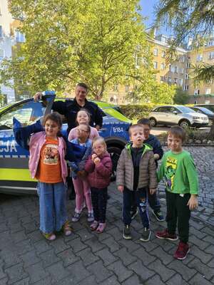 spotkanie policjanta w szkole z dziećmi
