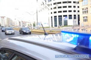 Policyjny radiowóz w centrum miasta ul. K. Wielkiego we Wrocławiu