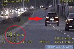 Na zdjęciu kierujący osobowym Volkswagenem jadący 138 km/h na ograniczeniu prędkości do 70 km/h.