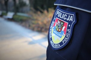 Emblemat Komendy Miejskiej Policji we Wrocławiu na kurtce policjanta