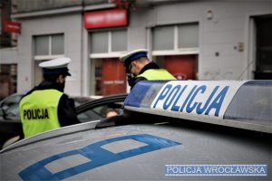 Zdjęcie przedstawiają policjantów Wydziału Ruchu Drogowego kontrolujących kierowców