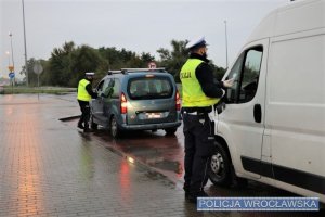 Na zdjęciu dwóch policjantów podczas badania stanu trzeźwości kierujących