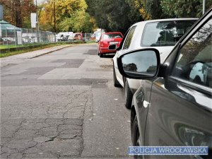 Pojazdy zaparkowane na bocznej uliczce