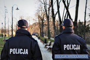 Dwaj policjanci podczas patrolu terenu fosy miejskiej pl. Wolności we Wrocławiu