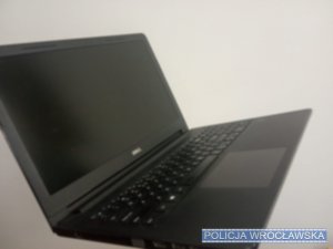 Komputer typu laptop w kolorze czarnym