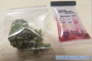 Zabezpieczona przez funkcjonariuszy marihuana wraz z testerem narkotykowym