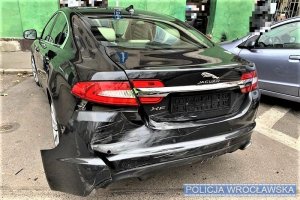 Uszkodzony tył pojazdu marki Jaguar