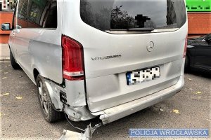 Uszkodzony tył pojazdu marki Mercedes