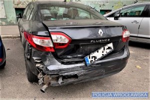 Uszkodzony tył pojazdu marki Renault