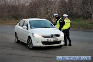 Policjanci kontrolują kierującego osobowym samochodem