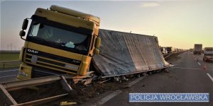 Zdjęcie przedstawiają uszkodzoną ciężarówkę oraz służby