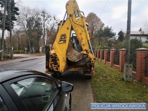 Koparko-ładowarka w miejscu kontroli drogowej