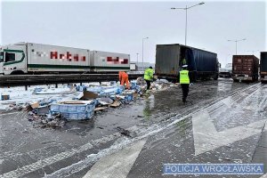 Miejsce zdarzenia drogowego na A4. Na jezdni leży towar, który wypadł z jednego z pojazdów