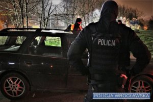 Zdjęcie przedstawiają nocne działania wrocławskich policjantów