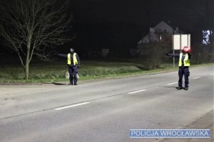 Zdjęcie przedstawiają nocne działania wrocławskich policjantów