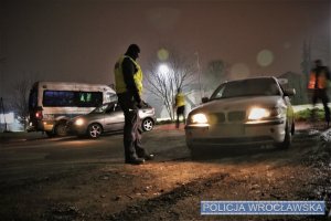 Zdjęcie przedstawiają nocne działania wrocławskich policjantów