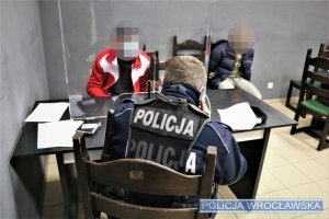 Zdjęcie przedstawiają nocne działania wrocławskich policjantów