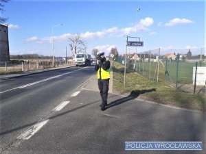 Policjant Ruchu Drogowego podczas pomiaru prędkości