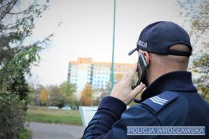 Policjant dzielnicowy dzwoni do osób objętych kwarantanną