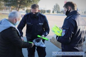 Policjanci rozdają mieszkańcom gminy Czernica odblaskowe zawieszki i kamizelki