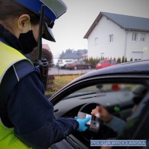 policjantka sprawdza stan trzeźwości kierującego