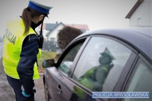 Wrocławska policjantka podczas przeprowadzania kontroli drogowej
