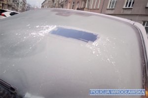 Nie bądź czołgistą – oczyść z lodu całą szybę auta!