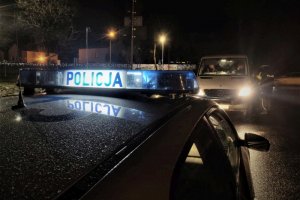 Policyjne sygnały pojazdu uprzywilejowanego w porze nocnej; napis POLICJA
