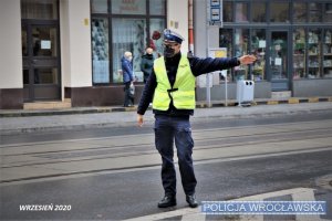 Zdjęcia przedstawiają policjantów Wydziału Ruchu Drogowego
