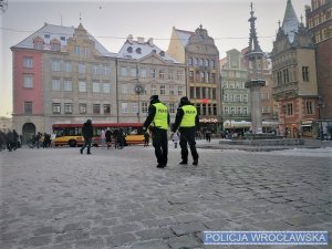 Policjanci podczas patrolu pieszego na wrocławskim Rynku