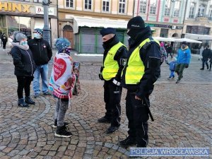 Policjanci podczas rozmowy z kwestującym dzieckiem