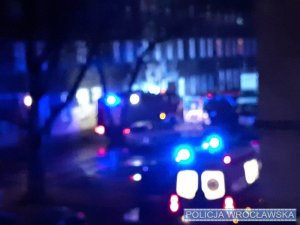 Działania wrocławskich policjantów i strażaków w zw. z pożarem mieszkania w jednej z kamienic