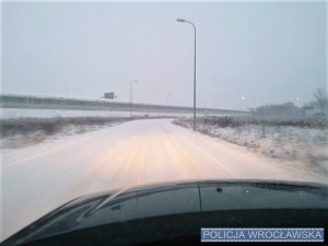 Zdjęcia przedstawiają zasypane śniegiem drogi oraz poruszające się po nich pojazdy