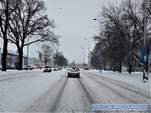 Zdjęcia przedstawiają zasypane śniegiem drogi oraz poruszające się po nich pojazdy