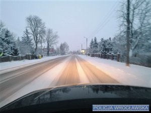 Zdjęcia przedstawiają zasypane śniegiem drogi oraz poruszające się po nich pojazdy