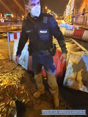 Zdjęcia przedstawiają policjantów, którzy udzielali mężczyźnie pomocy