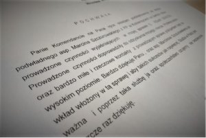 Treść podziękowań &quot;Panie Komendancie na Pana ręce składam podziękowania za służbę podwładnego asp. Marcina Szczurowskiego z PP w Kobierzycach za bardzo dobre prowadzenie czynności wyjaśniających w mojej sprawie (…). Prowadzone czynności doprowadziły do odzyskania mojego mienia. Profesjonalizm oraz bardzo miłe i rzeczowe kontakty z prowadzącym sprawę policjantem były na wysokim poziomie. Bardzo dziękuję Panu oraz asp. Marcinowi Szczurowskiemu za wkład włożony w tą sprawę (…)&quot;.