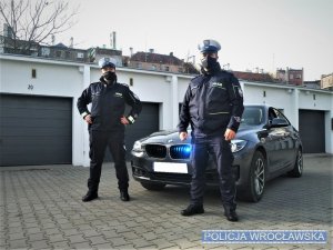 Wrocławscy policjanci pilotowali samochód z mdlejącą 2-latką