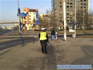 Policjantka pełniąca służbę w pobliżu przejścia dla pieszych