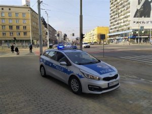 Policjanci Ruchu Drogowego pełniący służbę w rejonie przejść dla pieszych