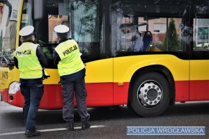 Bezpieczeństwo to nasza wspólna sprawa. Dlatego policjanci w różnych sytuacjach, stale współpracują z mieszkańcami, pracownikami miejskich spółek świadczących usługi transportowe i kierowcami taksówek…